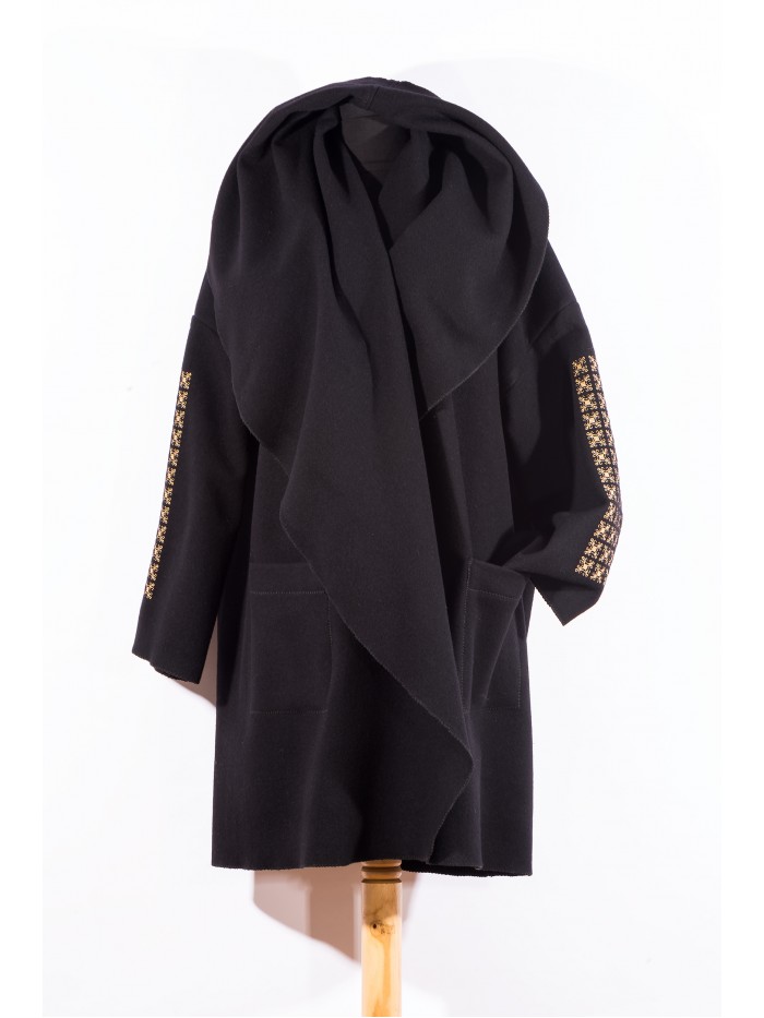 Jacheta neagra din stofa de lana cu broderie 